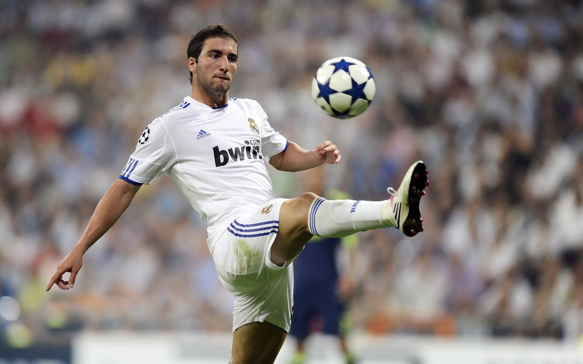 瑞·弗兰：每次反击和突破后，他总能准确地判断最佳传球线路，瑞弗兰用法